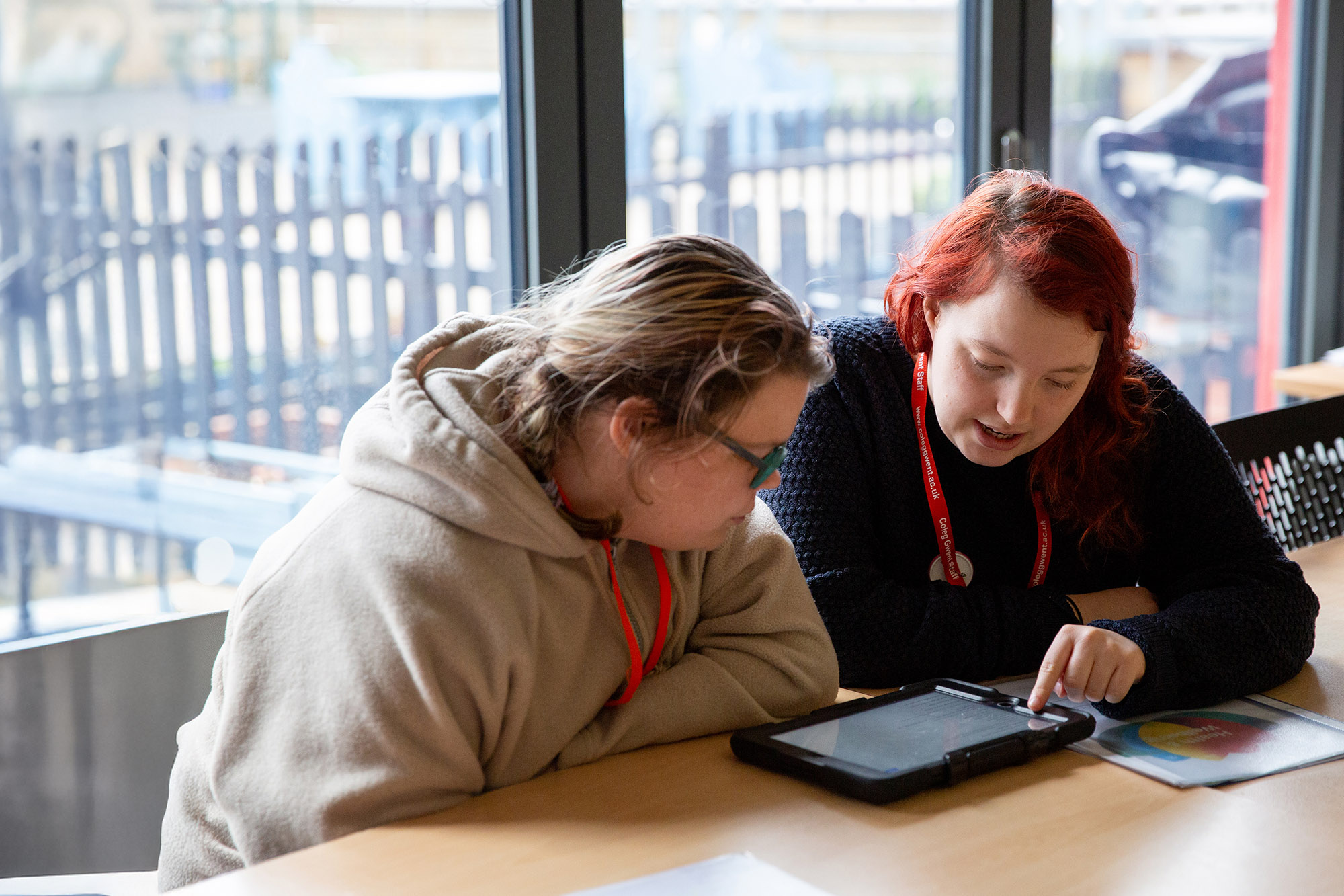 CG member of staff supporting a learner.