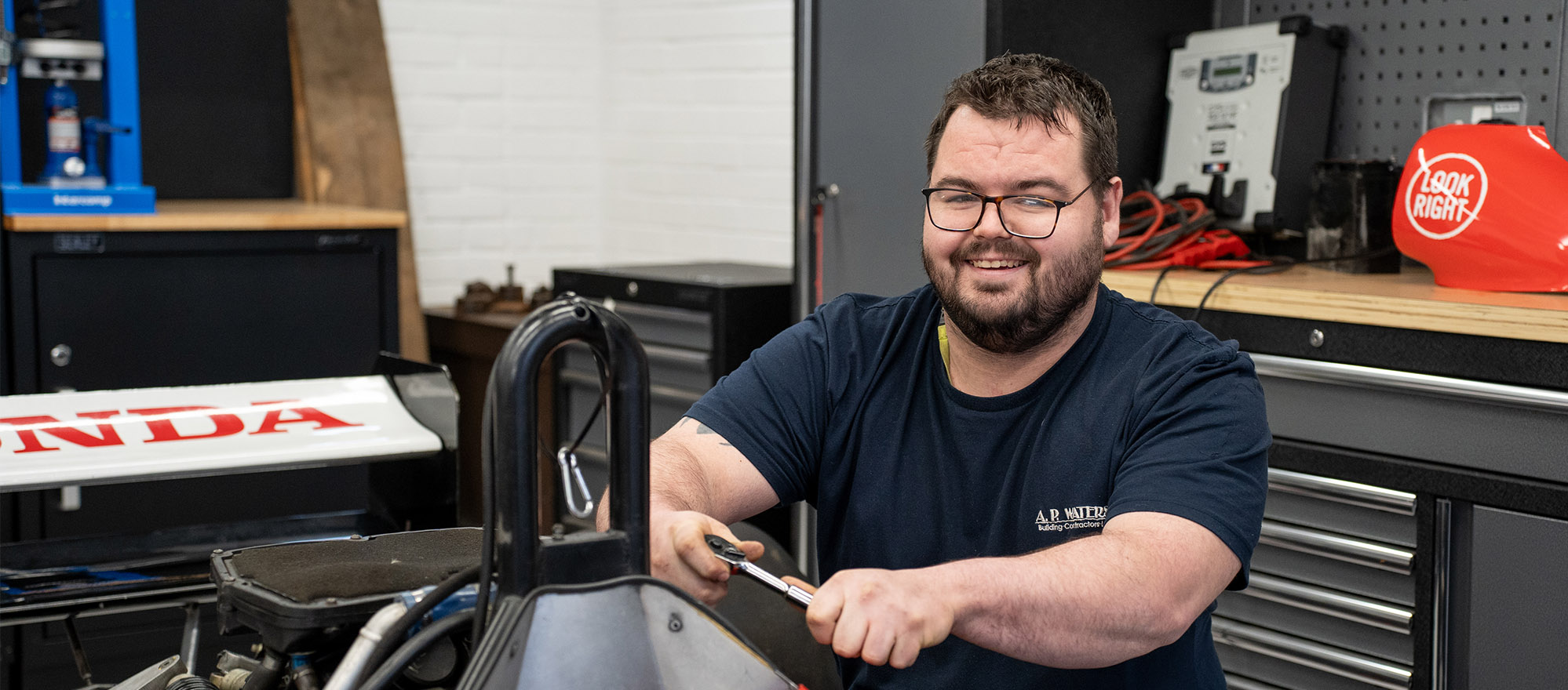 Motor vehicle apprentice in the garage