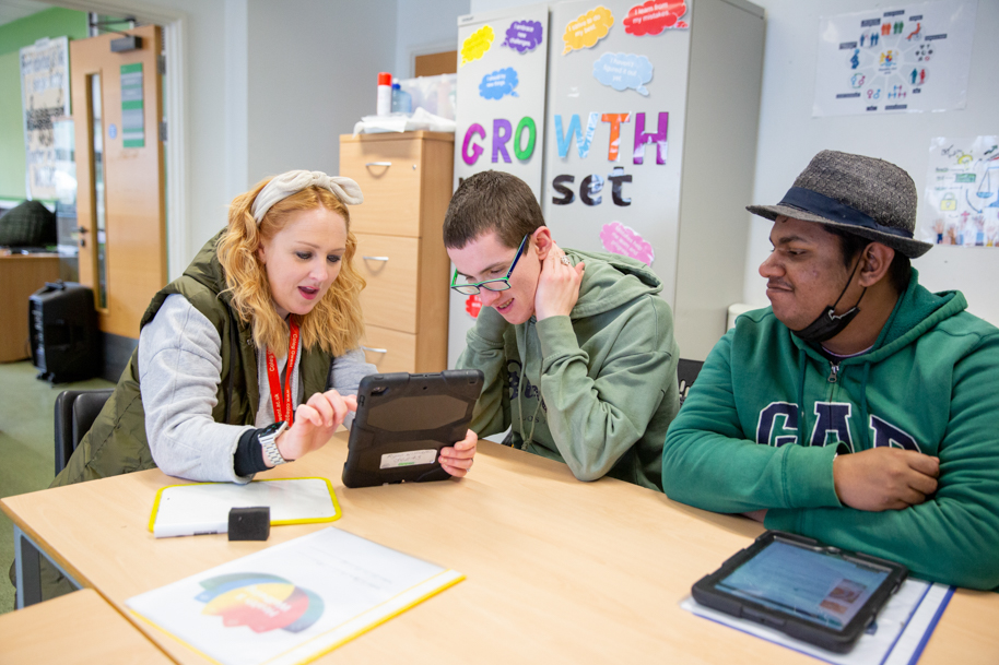 Tutor working with ILS Students