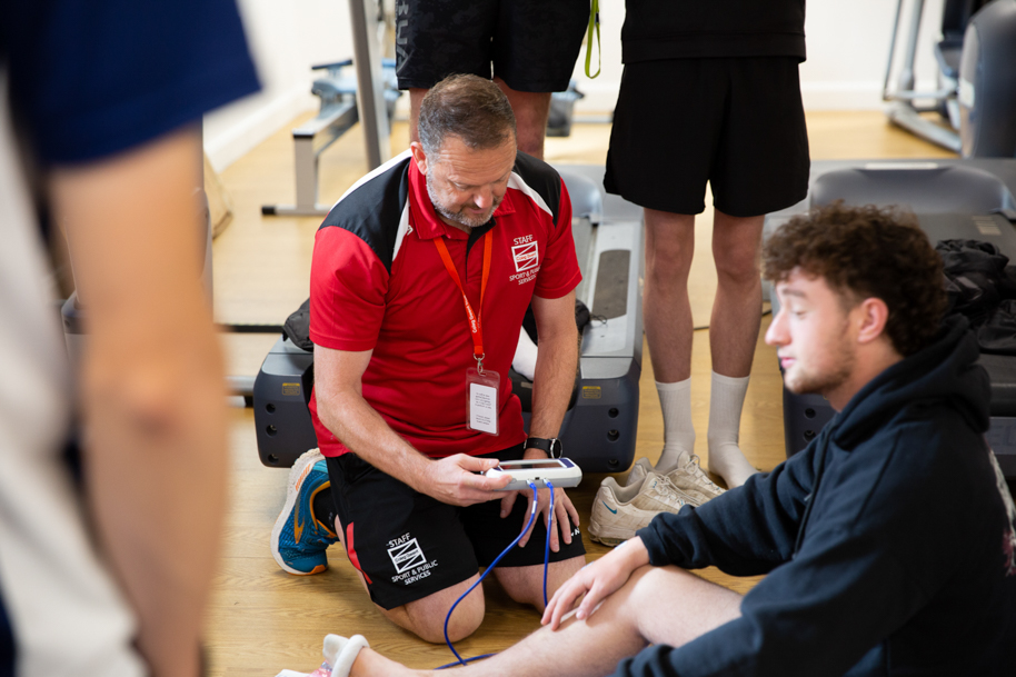 Tutor explaining to students